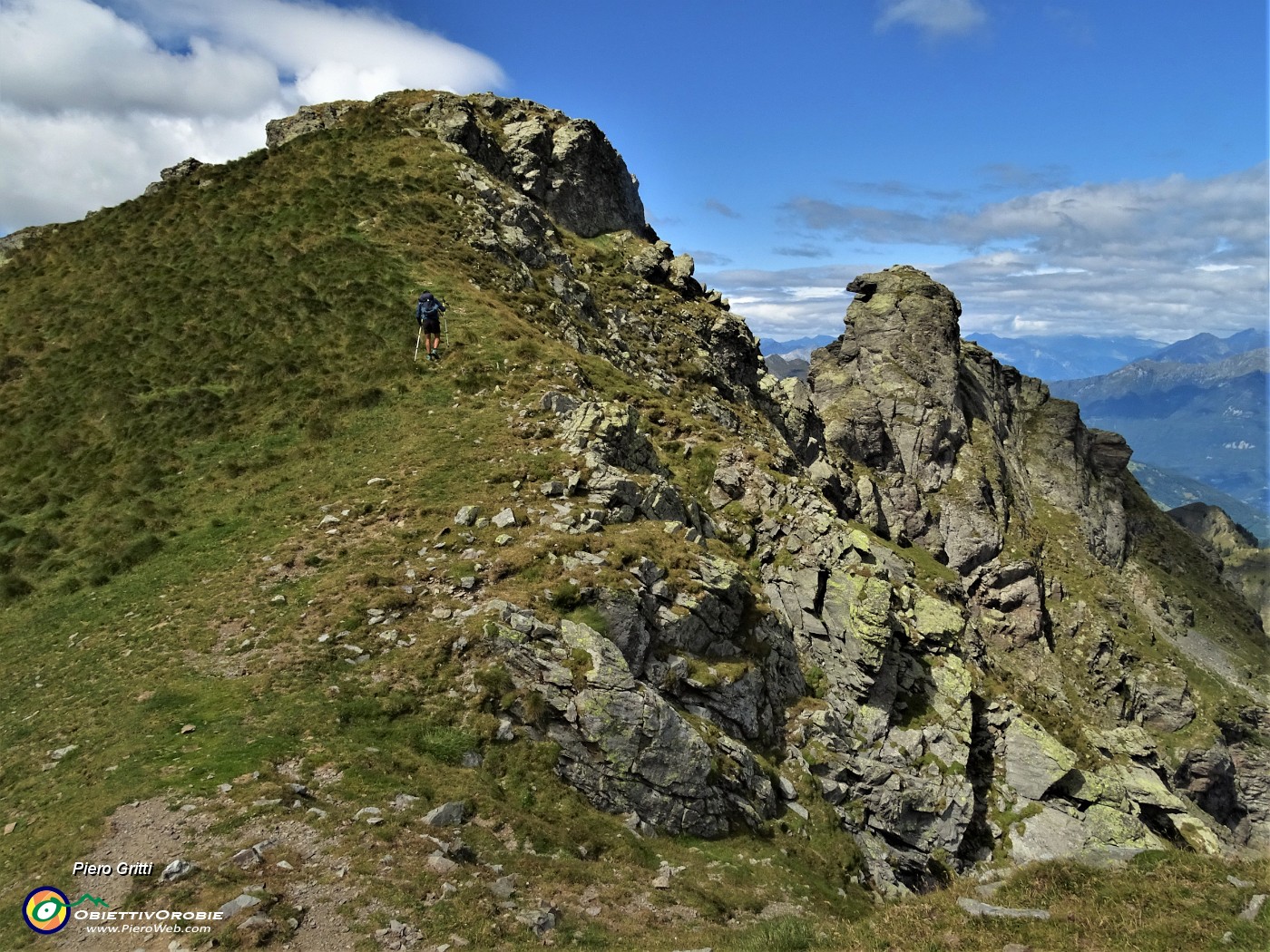 59 Salendo in cima di Ponteranica centrale con vista in Ponteranica occ.JPG